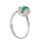 Diamantring i gull 0,06 ct W-SI og smaragd-70286