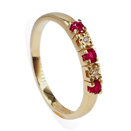 Diamantring i gult gull 14kt med rubin og 0,013 ct W-Si - COC00376r Diamantring i gult gull 14kt med rubin og 0,013 ct W-Si - COC00376r