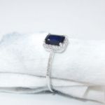 Diamantring i gull med safir-5347901