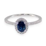 Halo diamantring i hvitt gull 14 kt med 0,14 ct W-Si & safir - bur573194