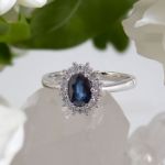 Halo diamantring i hvitt gull 14 kt med 0,36 ct W-Si & safir - 573001