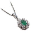 Diamantsmykke med 0,12 ct W-Si og smaragd - bur570057