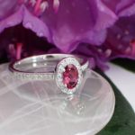 Diamantring i hvitt gull 14 kt med 0,14 ct W-Si & rosa rhodolitt - bur573224rh