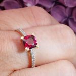 Diamantring i gult gull 14 kt med 0,07 ct W-Si & rosa rhodolitt - bur573235