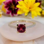 Diamantring i gult gull 14 kt med 0,07 ct W-Si & rosa rhodolitt - bur573235