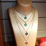 Bilde av Diamantsmykke i gull 14kt med 0,03ct W-P og safir - Bur320573hvs