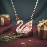 Bilde av Swarovski smykke Dazzling Swan Necklace, Multi-colored, Rose-gold tone plated - 5469989