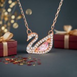 Bilde av Swarovski smykke Dazzling Swan Necklace, Multi-colored, Rose-gold tone plated - 5469989