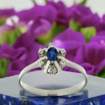 Diamantring i hvitt gull med 0,06 ct W-Si og safir -570286