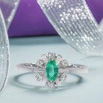 Bilde av Diamantring i gull med 0,06 ct TW-SI og smaragd-bur570286sm