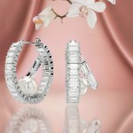 Swarovski øredobber Ariana Grande x Swarovski hoop earrings Crystal pearl, Baguette cut, White, Rhodium plated - 5720868