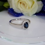 Diamantring i hvitt gull 14 kt med 0,10 ct TW-Si & safir - coc5070784sf