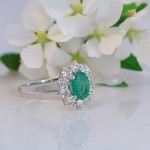 Diamantring i gull 14kt med smaragd og 0,56 ct TW-Si - coc5070257