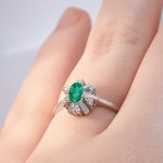 Diamantring i gull 0,06 ct W-SI og smaragd-70286