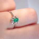 Diamantring i gull 0,06 ct W-SI og smaragd-70286