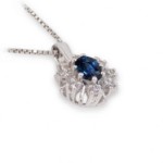 Diamantsmykke i gull med 0,12 ct TW-Si & safir -272050