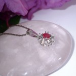 Diamantsmykke i gull med 0,12 ct TW-Si & rubin - bur272050rubin