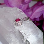 Diamantsmykke i gull med 0,12 ct TW-Si & rubin - bur272050rubin