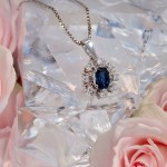 Diamantsmykke i gull med 0,12 ct TW-Si & safir - bur272050