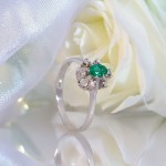 Diamantring i gull 0,06 ct W-SI og smaragd-70286