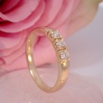 Forlovelsesring diamantring Iselin 3x0,10 ct TW-Si i gult gull - 85030100