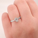 Forlovelsesring med Oval Lab Grown diamant i 0.72 ct og River (D) -VS1 - LG072HG
