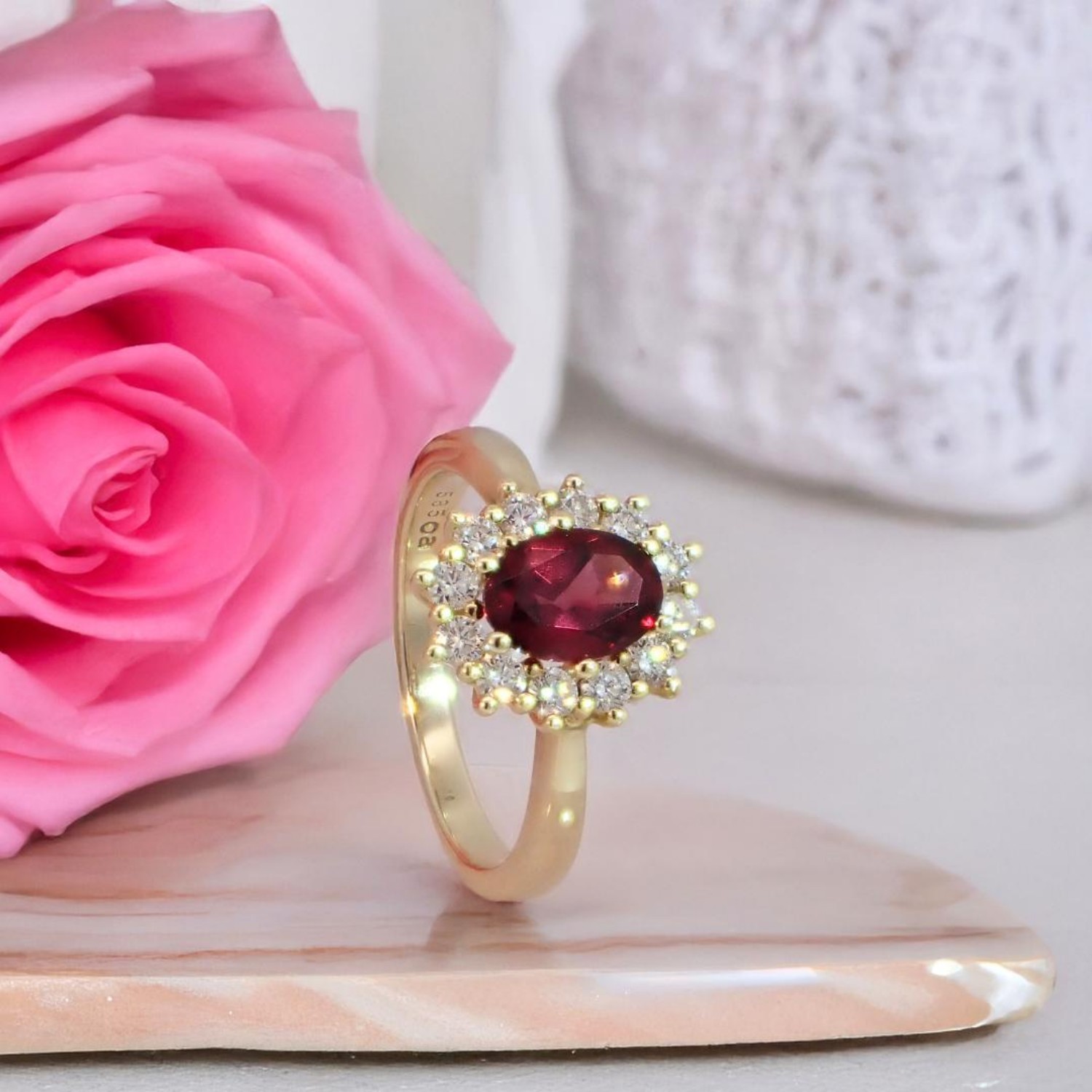 Diamantring i gult gull med rhodolitt og diamanter 0,36ct W-Si - Bur573001