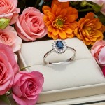 Diamantring Rosett i hvitt gull med safir og 0,16ct W-SI - 57286