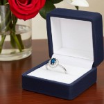 Diamantring Rosett i hvitt gull med safir og 0,16ct W-SI - 57286