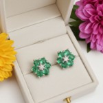 Diamantøredobber i gull med 0,02 ct W-SI og smaragd - 32057314