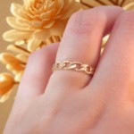 Gullring i 14 kt gull med mønster-coc5030170050