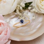 Diamantring i gult gull 14kt med 0,07ct WSI og safir - 57577