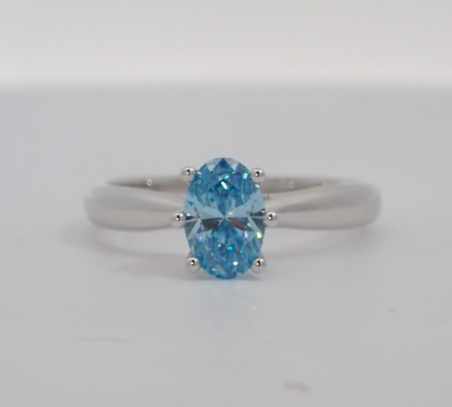 Forlovelesring med Oval blå Lab Grown diamant 0,72ct VS2. Leticia - 25100530LG