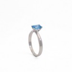 Forlovelesring med Emerald cut blå Lab Grown diamant 0,79ct VVS2. Leticia - LG725510239