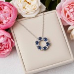 Diamantsmykke Sirkel med 0,02 ct WSI og safir i hvitt gull 14 kt - 27519