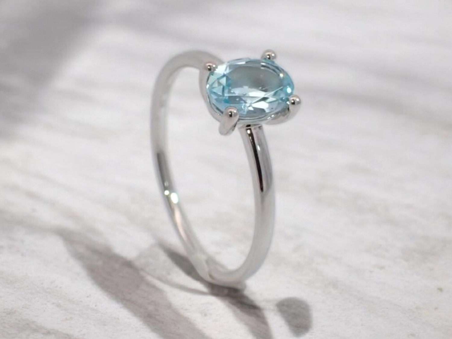 Gullring i 14kt med Topas Sky Blue Oval - Bur620400hvt