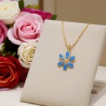 Smykke i forgylt sølv Blåveis. LIV - 860412