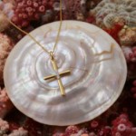 Kors i gull 14kt med 0,015ct W-P - Bur310614