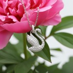 Swarovski smykke Iconic Swan pendant Swan, Medium, White, Rhodium plated - 5647872