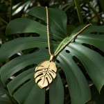 Smykke Monstéra Blad i gult gull 14kt, bredde 21 mm - 52360