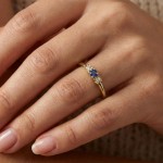 Gullring med safir og diamanter 0.013 ct TW-Si - coc5000473s