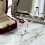 Hvittgullring med granat og diamanter 0.09 ct TW-Si - coc5000733