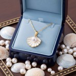 Sølvmykke med hvit coloritt og perle, forgylt - 3042342