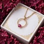 Gullsmykke i 14kt gull med rubin - Bur320574