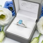 Forlovelesring med Oval blå Lab Grown diamant 0,72ct VS2. Leticia - 25100530LG