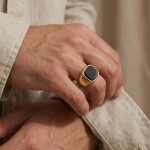 Herrering i stål med black agate. SON of NOA - 10890012860