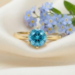 Forlovelesring i gult gull14kt med blå Lab Grown diamant 0,68ct VVS2. Leticia - LG628442823