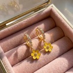 Kreoler i forgylt sølv med cirkonia og smørblomst. LIV - 701509