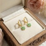 Kreoler i forgylt sølv med cirkonia og grønn firkløver. LIV - 701714