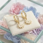 Kreoler i forgylt sølv med cirkonia og hvit prestekrage. LIV - 701303